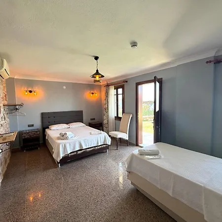 Red Shutters Cunda - Private & Breakfast 3*
