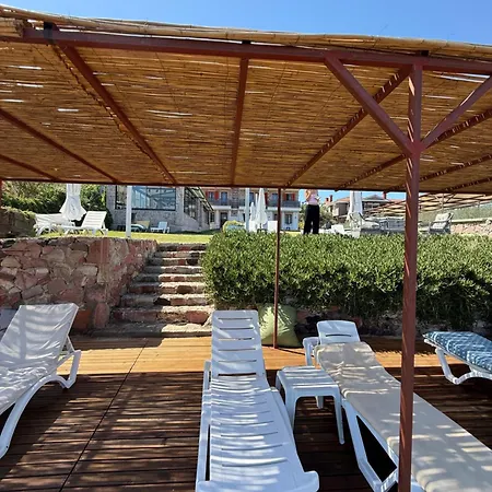 Red Shutters Cunda - Private & Breakfast 3*