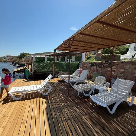 Red Shutters Cunda - Private & Breakfast Bed & Breakfast