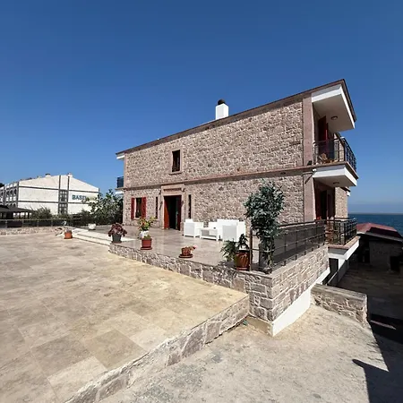Red Shutters Cunda - Private & Breakfast