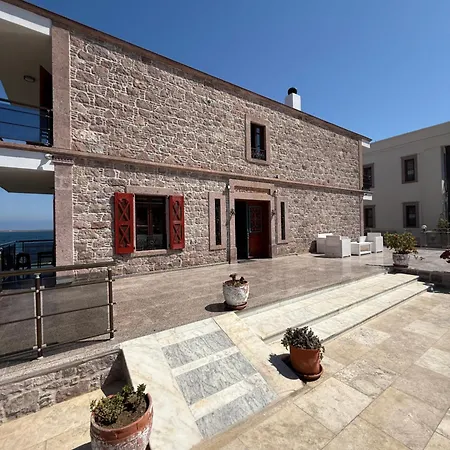 Red Shutters Cunda - Private & Breakfast Bed & Breakfast 3*