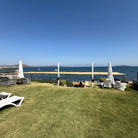 Red Shutters Cunda - Private & Breakfast 3*
