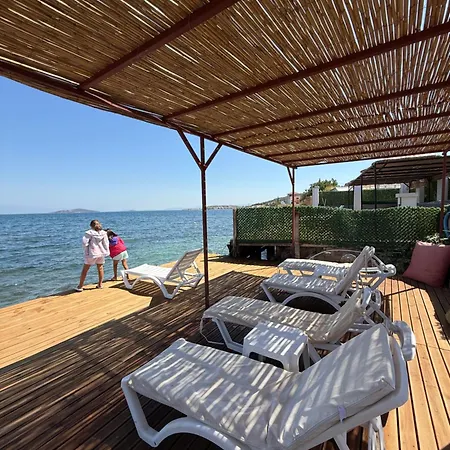 Red Shutters Cunda - Private & Breakfast