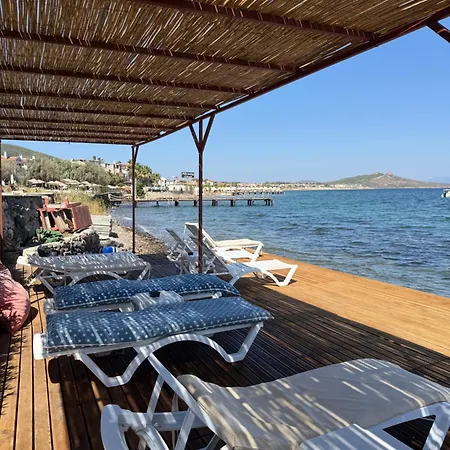 Red Shutters Cunda - Private & Breakfast Bed & Breakfast