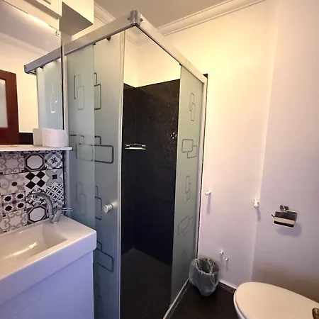 Red Shutters Cunda - Private & Breakfast 3*