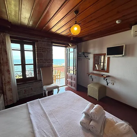 Red Shutters Cunda - Private & Breakfast