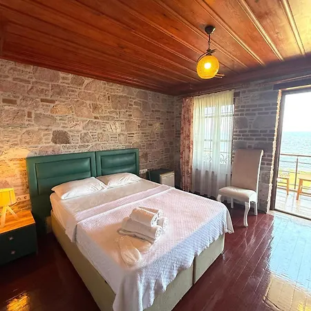 Red Shutters Cunda - Private & Breakfast 3*