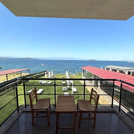 Red Shutters Cunda - Private & Breakfast