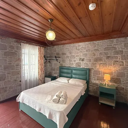 Red Shutters Cunda - Private & Breakfast Bed & Breakfast